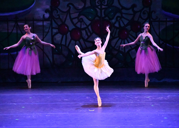 Janis Liu as the Daisy. (Photo by Patricia Laine)