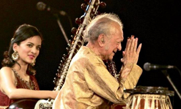 Ravi Shankar performed with his daughter Anoushka as part of the Rhythm Foundation's seasons.