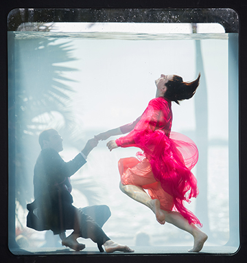 Couple Dancing in Holoscenes Photo by Lars Jan