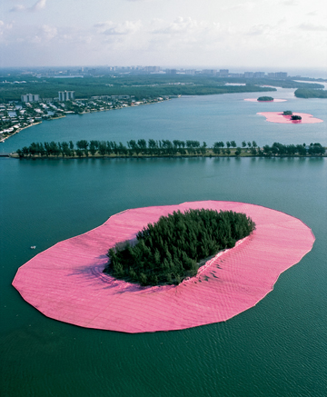 Documentary photograph of “Surrounded Islands” Biscayne Bay, Greater Miami, Florida 1980-1983

woven polypropylene fabric surrounding 11 islands. Styrofoam, steel cables, and anchoring system 6.5 million square feet of fabric overall<br/>

Photo: Wolfgang Volz

Cristo 1983<br/>