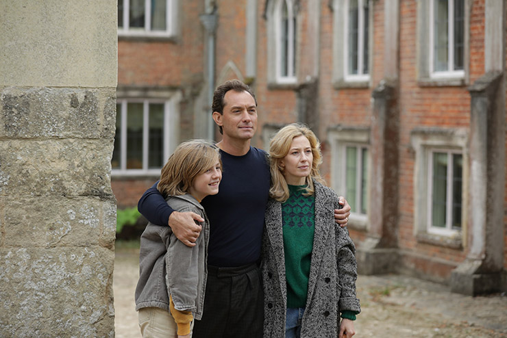 Jude Law as Rory, Carrie Coon as Allison and Charlie Shotwell as Benjamin in Sean Durkin's 