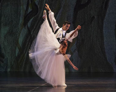 Les Sylphides featuring Arianne Martin and Oscar Sanchez. (Photo by Carlos Llano)