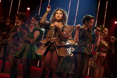 Khaila Wilcoxon as Catherine of Aragon (center) in The North American SIX Aragon Tour. (Photo by Joan Marcus.)