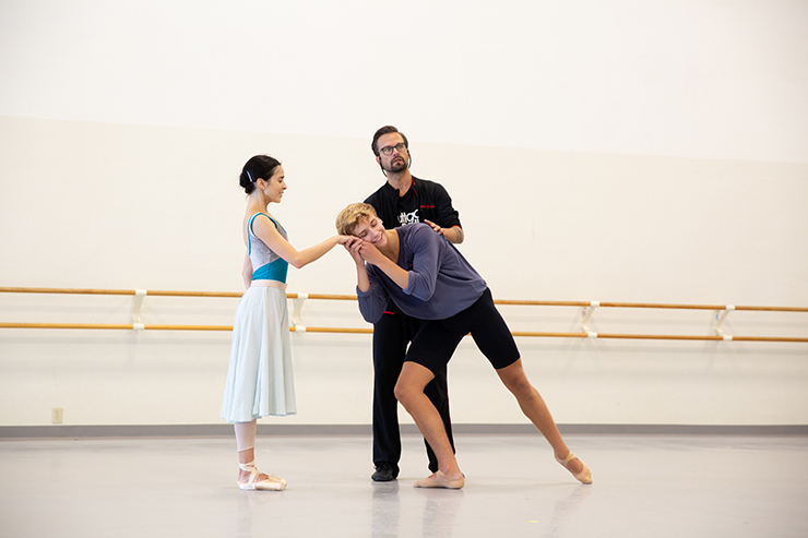 Isadora Valero, Brooks Landegger and répétiteur Filip Barankiewicz rehearse Cranko's Romeo and Juliet. (Photo by Alexander Iziliaev)