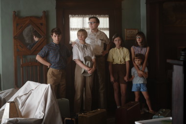 Gabriel LaBelle, Michelle Williams, Paul Dano, Keeley Karsten, Julia Butters and Sophia Kopera in a scene from 