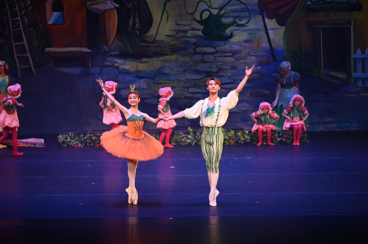 Dancers Ataru Matsuzawa (Chipollino) and Saaya Okada (Ms. Carrot) in the ballet 