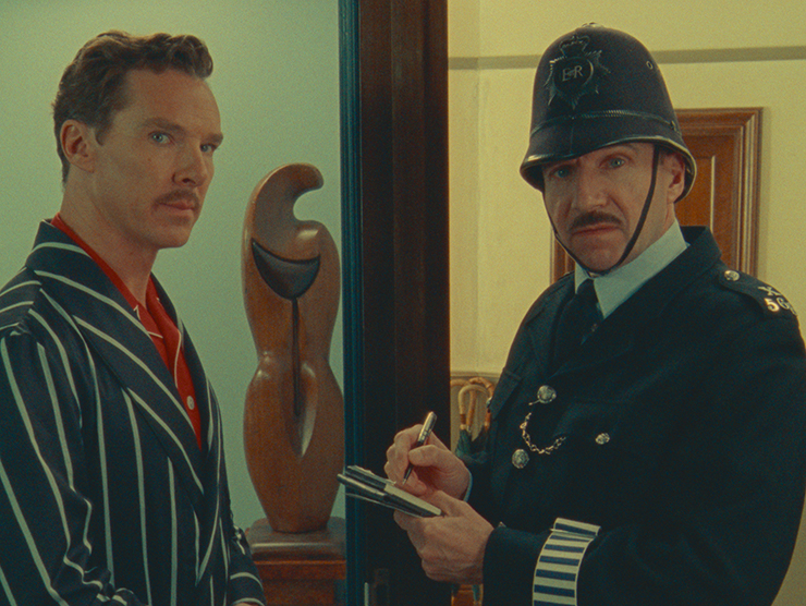 Benedict Cumberbatch as Henry
Sugar and Ralph Fiennes as The Policeman in a scene from
