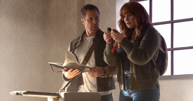 Sam Rockwell as Aidan and Bryce Dallas Howard as Elly Conway in a scene from 