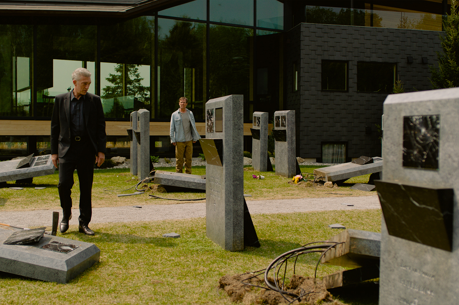 Vincent Cassel as Karsh Relikh and Guy Pearce as Maury in a scene from