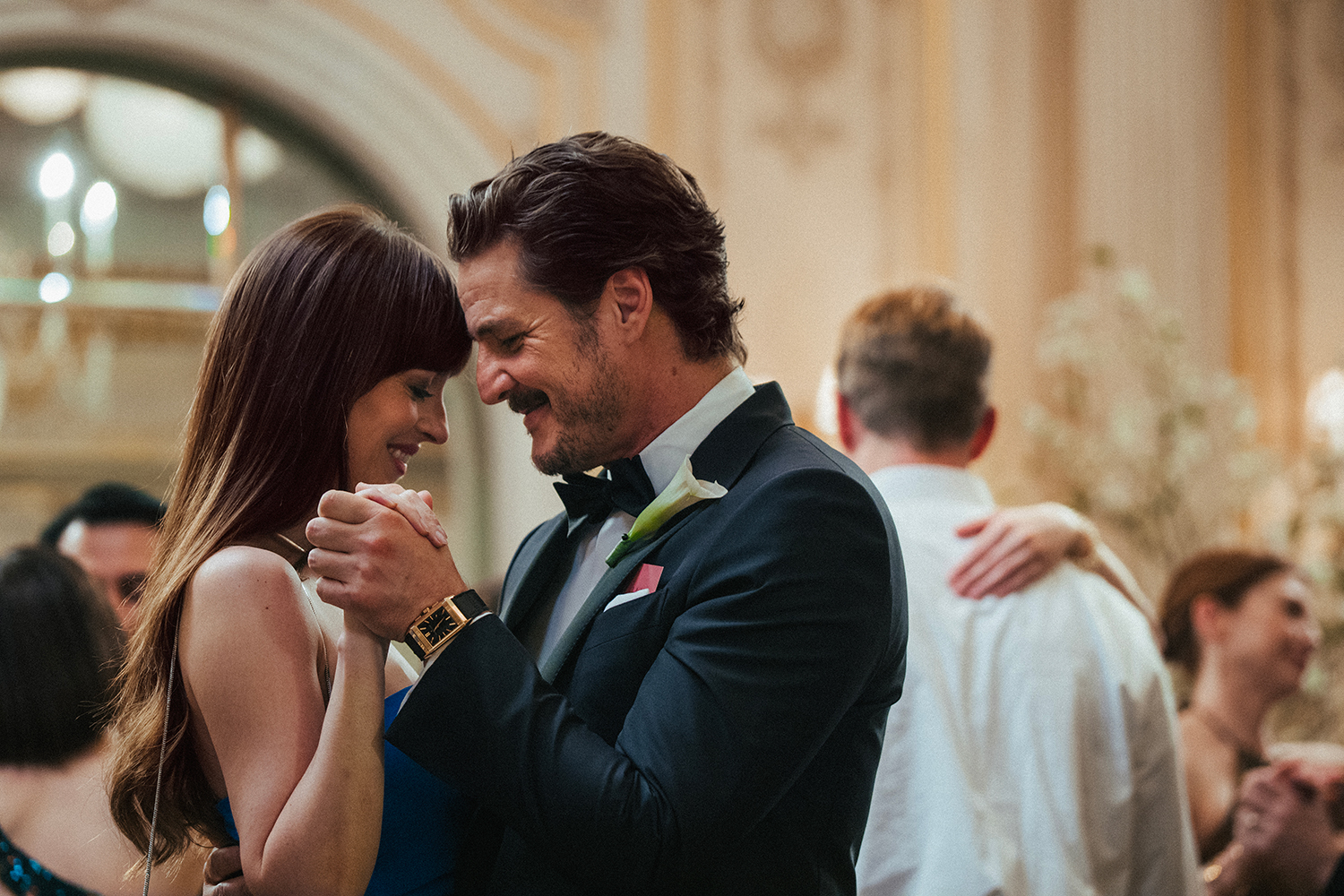 Dakota Johnson as Lucy and Pedro Pascal as Harry in a scene from