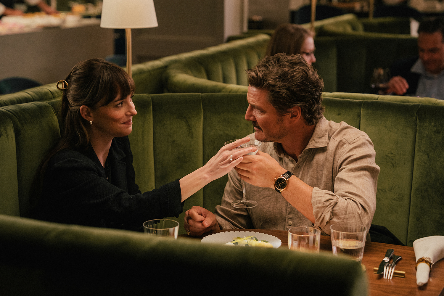 Dakota Johnson as Lucy and Pedro Pascal as Harry in a scene from