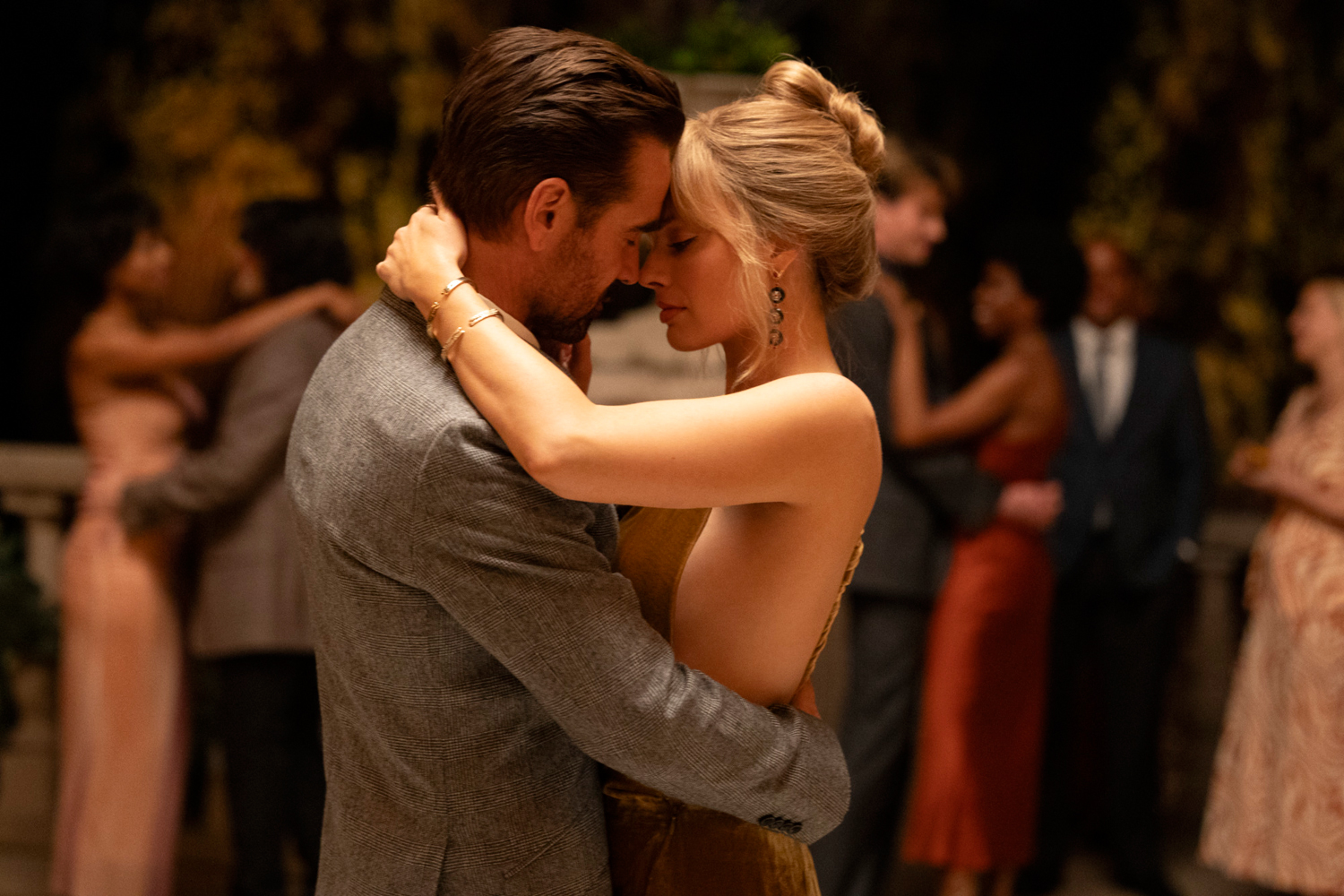 Colin Farrell as David Langley and Margot Robbie as Sarah Myers in a scene from 