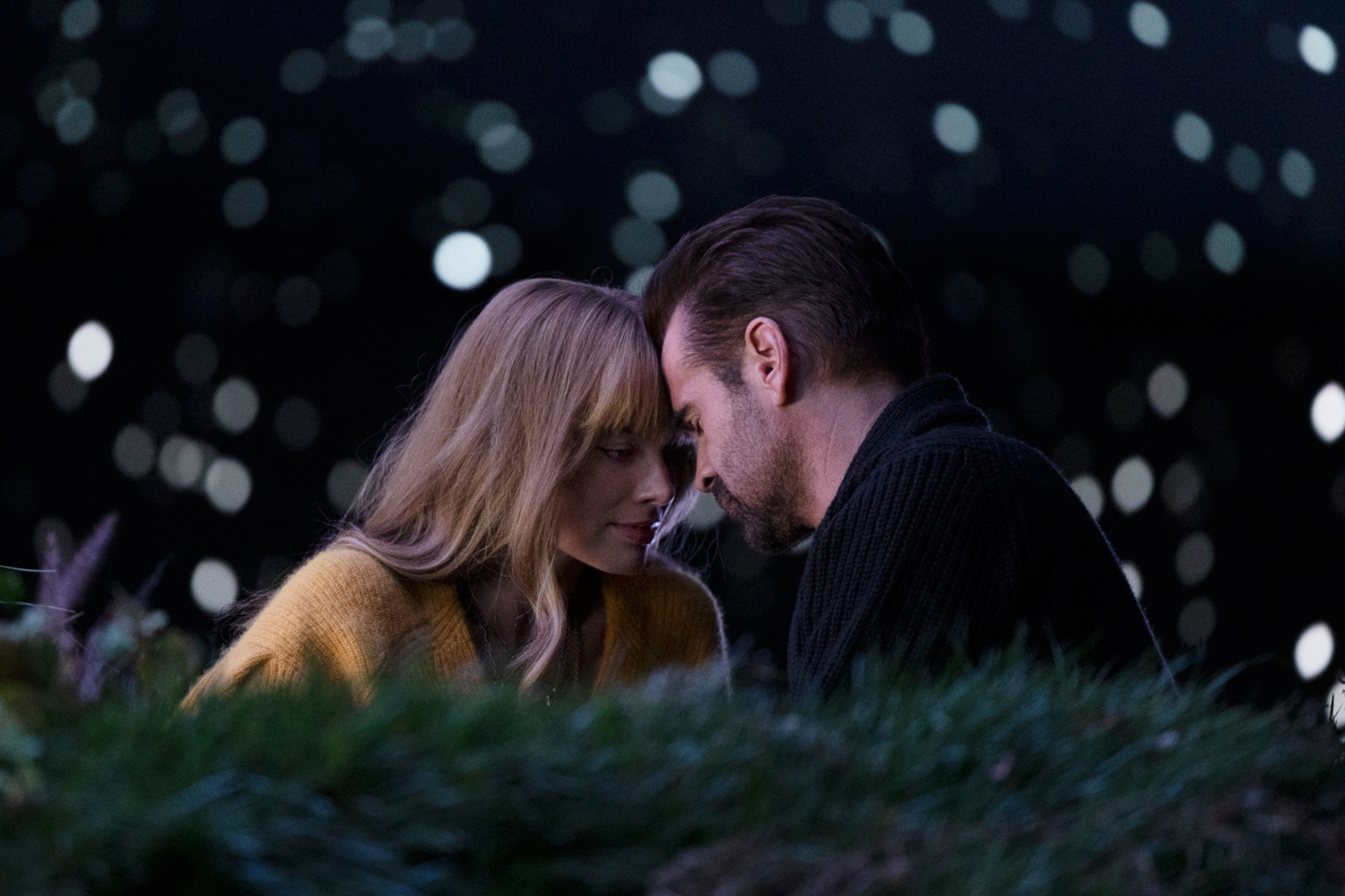 Margot Robbie as Sarah Myers and Colin Farrell as David Langley in a scene from 