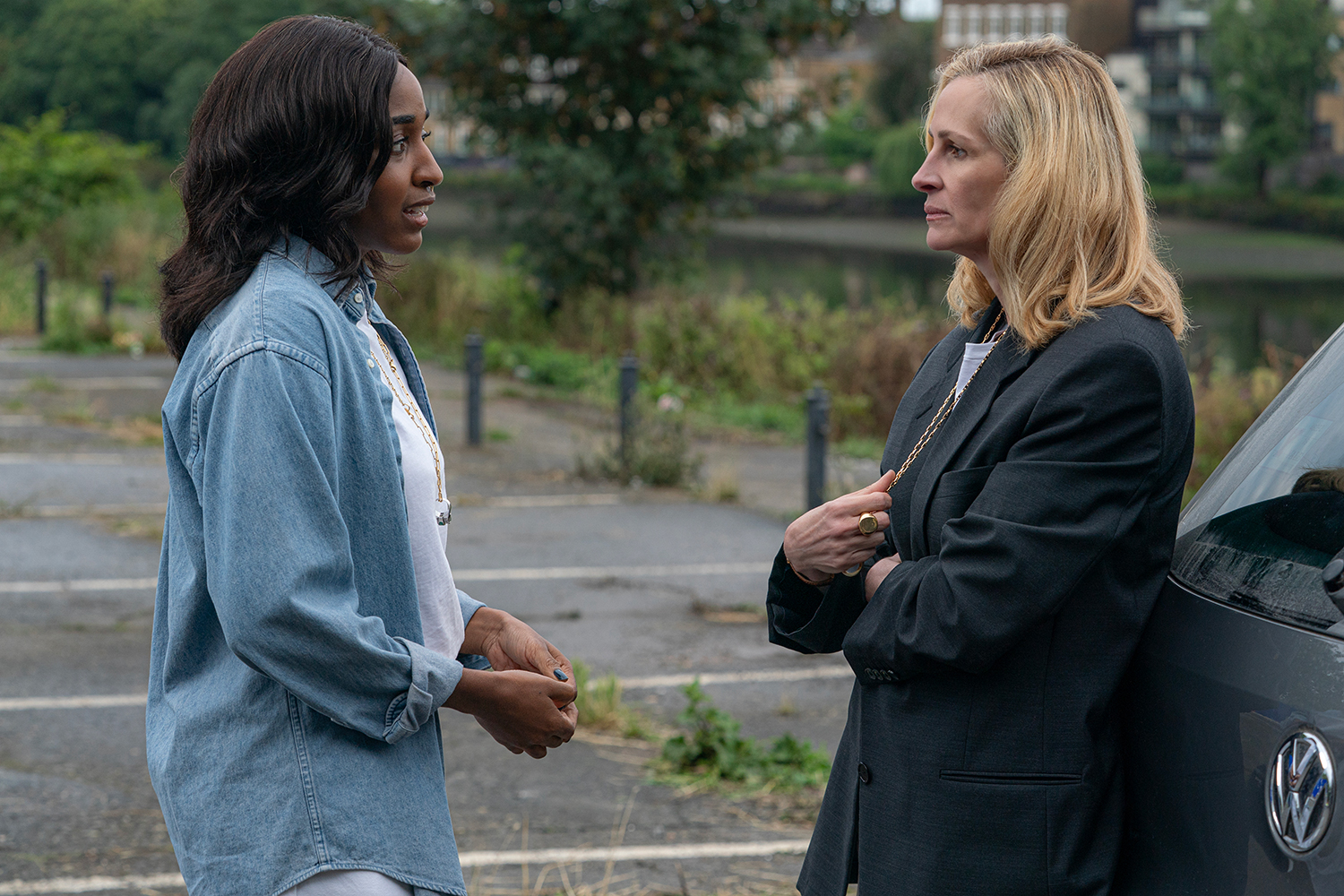 Ayo Edebiri as Maggie Resnick and Julia Roberts as Alma Imhoff in a scene from