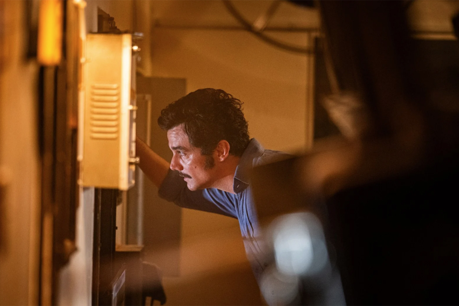 Wagner Moura as Armando Solimoes/MarceloAlves in a scene from 