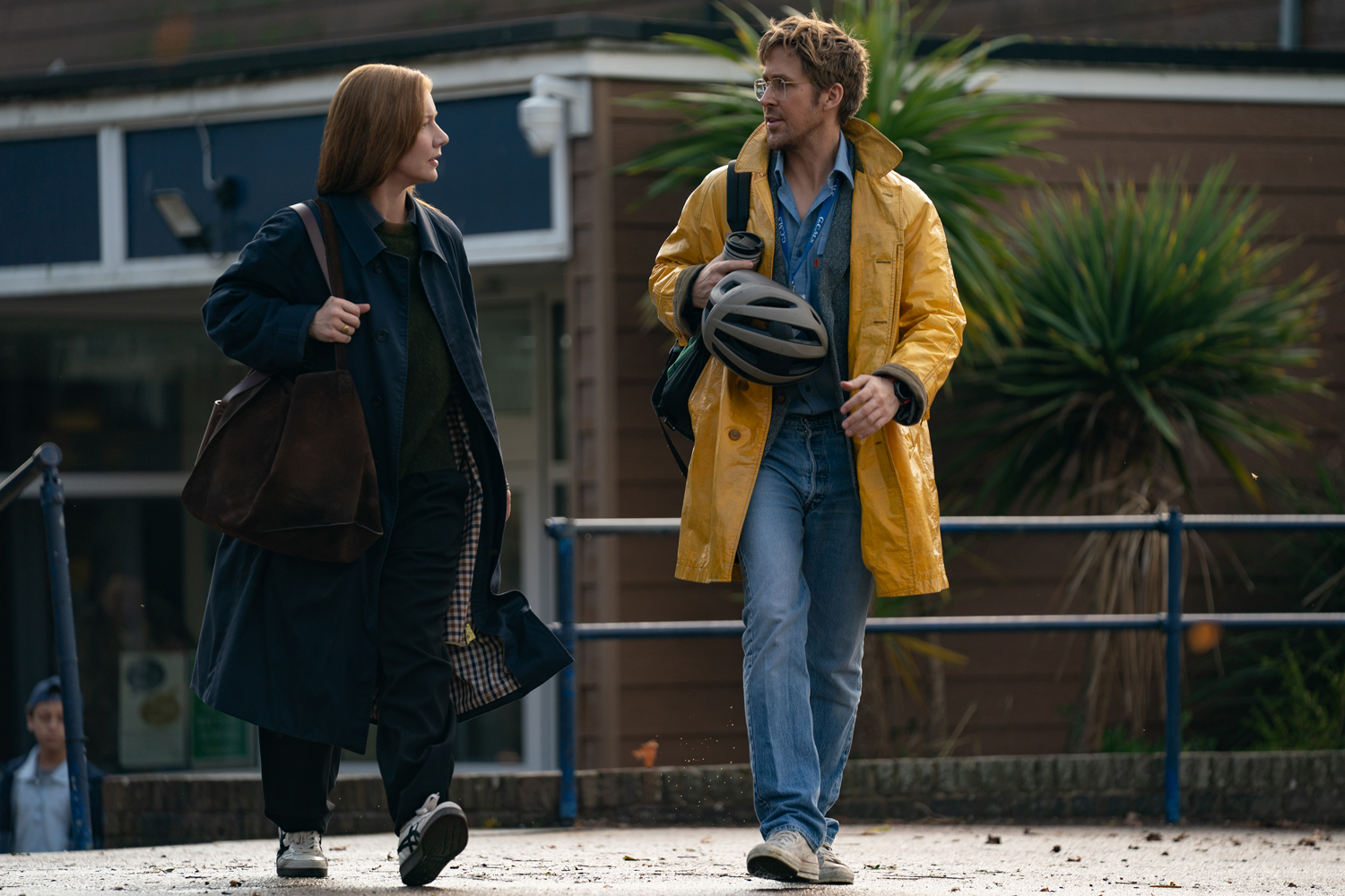 Sandra Hüller as Eva Stratt and Ryan Gosling as Ryland Grace in a scene from 
