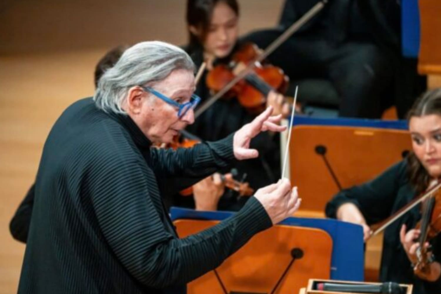 Michael Tilson Thomas conducting the New World Symphony in his farewell to the 2023-2024 season. (Photo by Alex Markow/courtesy of the New World Symphony)