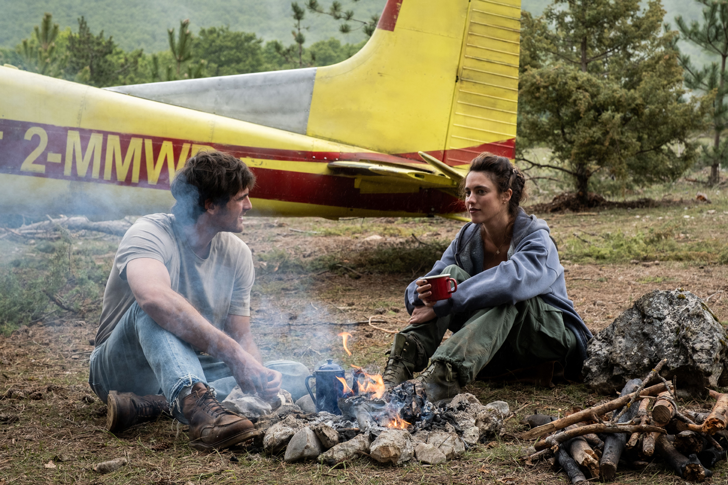 Jacob Elordi as Hig and Margaret Qualley as Cima in a scene from 