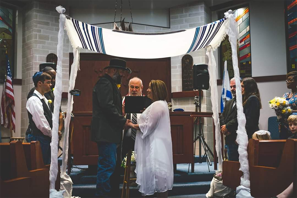 From left, Joe Buchanan, Rabbi Stuart Federow of Congregation Shaar Hashalom in Houston and April Buchanan. Joe and April Buchanan renewed their wedding vows in a ceremony inspired Buchanan's song “My Beloved”. (Photo by Zach Dalin)
